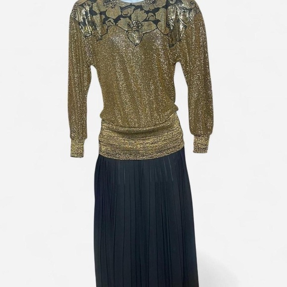 Luxurious Gold and Black Long Sleeve Dress - Picture 3 of 5